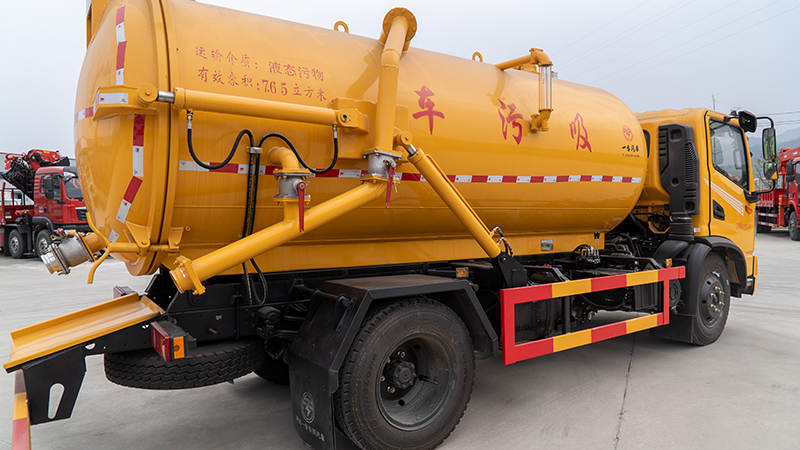 DFAC 3.5CBM Diesel Fuel Sewage Suction Truck Euro 6 Emission Standard And 2700mm Wheelbase