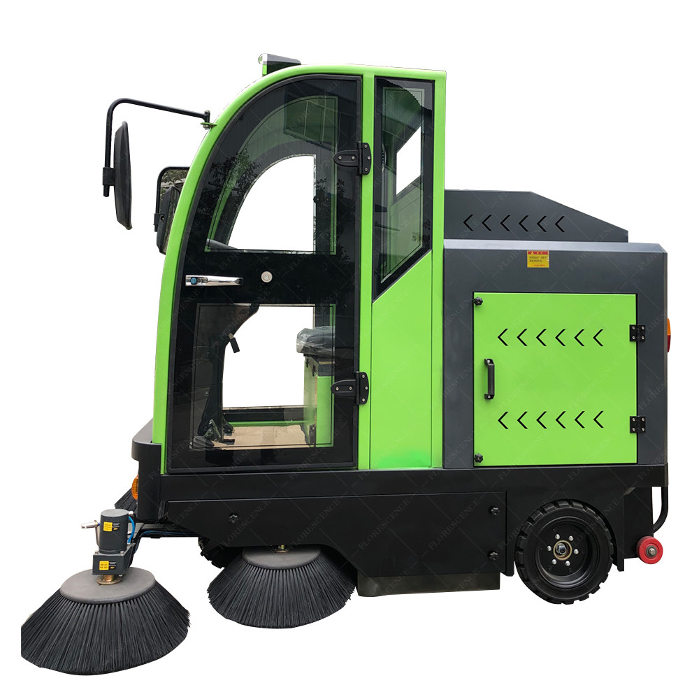 Green Environmentally Friendly 550mm 2 Brush Heads Road Sweeper Can Sit Drive Can Drive For 6 Hours When Fully Charged