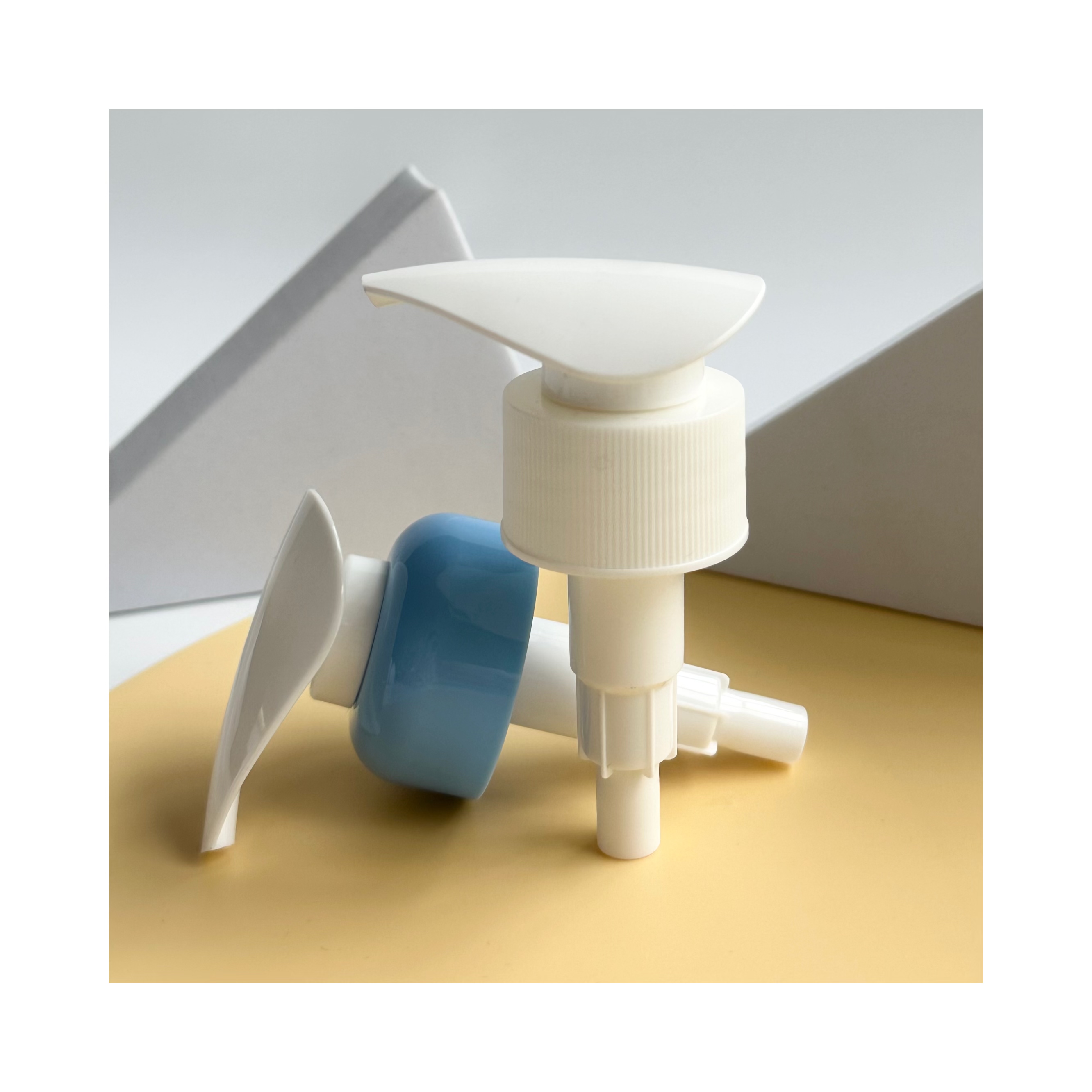Smooth Lotion Pump for Popular Sky-Blue Bottles 28/410 Customized Double Wall Cosmetic