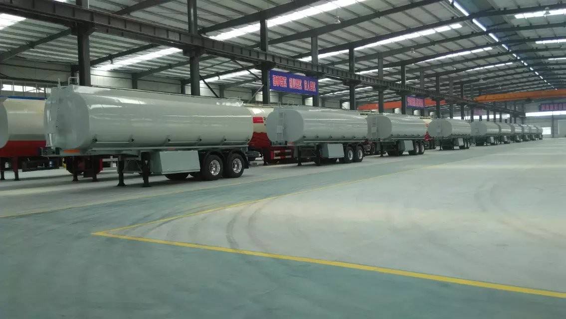 30m3 Water Tank Semi Trailer Trucks , 3 Axles, Loading 30t , 3-4 Departments