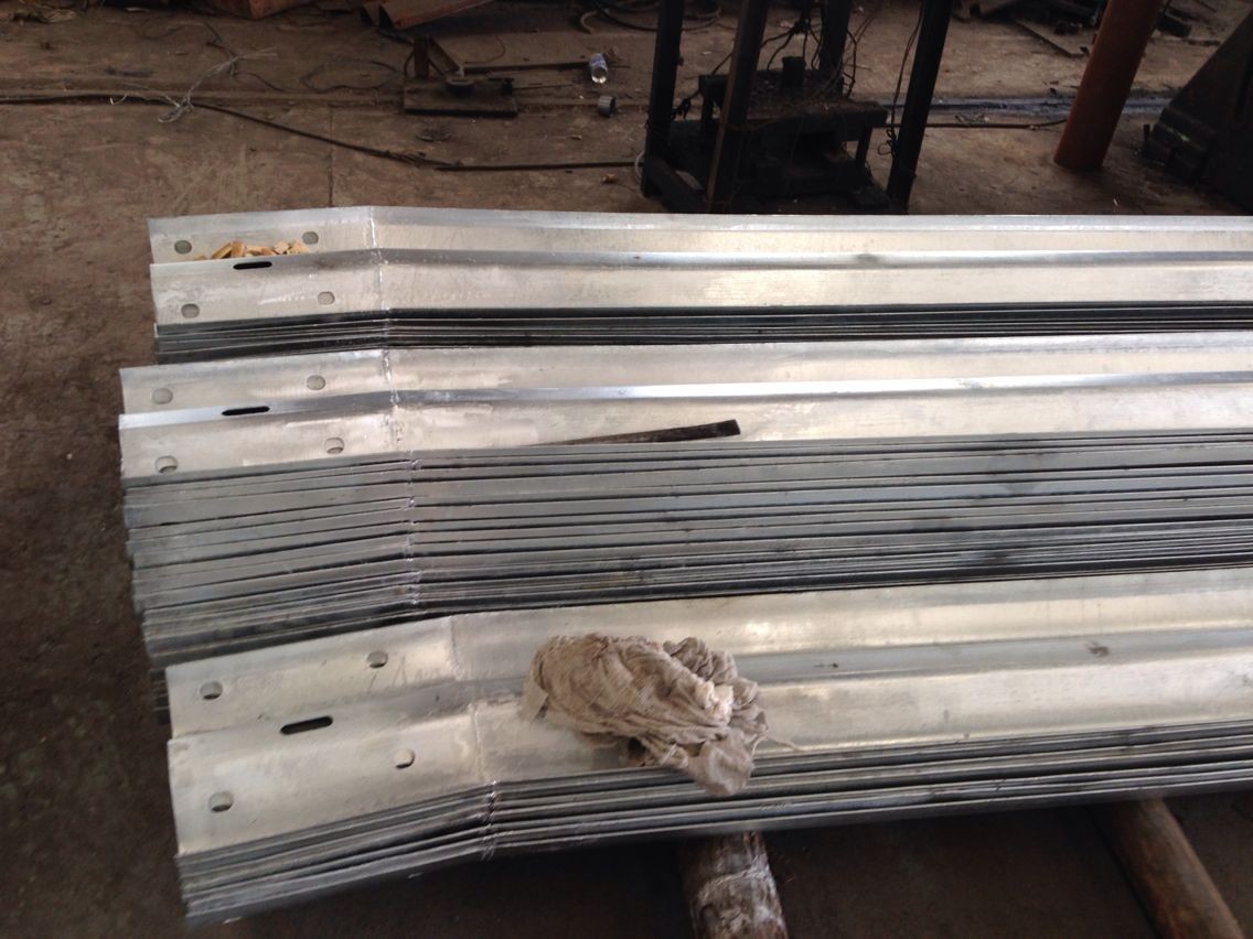 High Resistant W Beam Steel Safety Barrier Guard Rail with ISO9001 2000 Certification