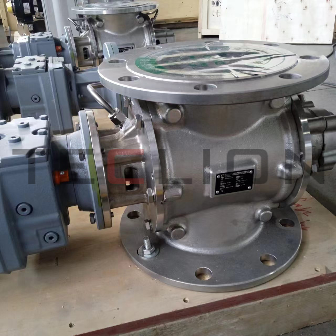 Rotary valve for conveying porous carbon materials