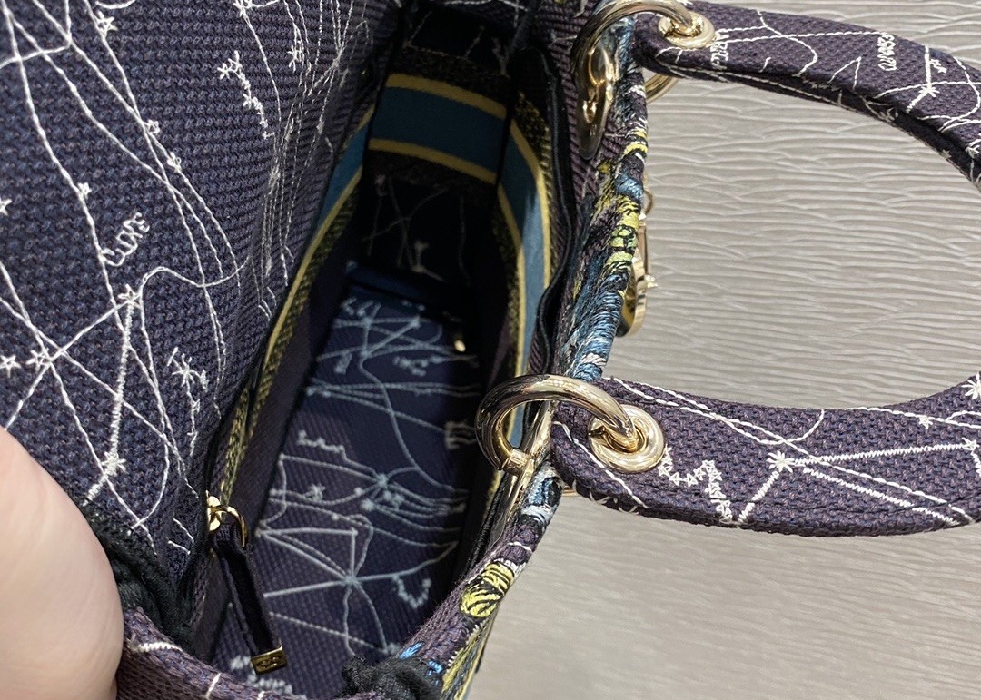 Retro Tote Single Shoulder Bag 24cm Length With Exquisite Embroidery