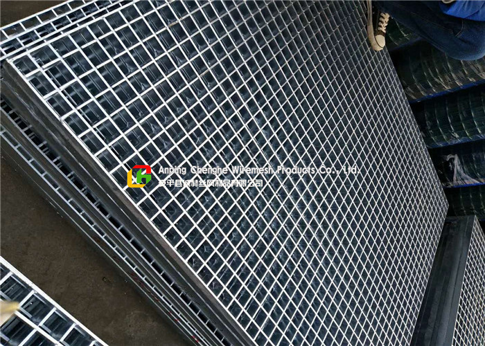 Offices / Schools Serrated Steel Grating 65mm Bearing Bar Pitch Silver Color