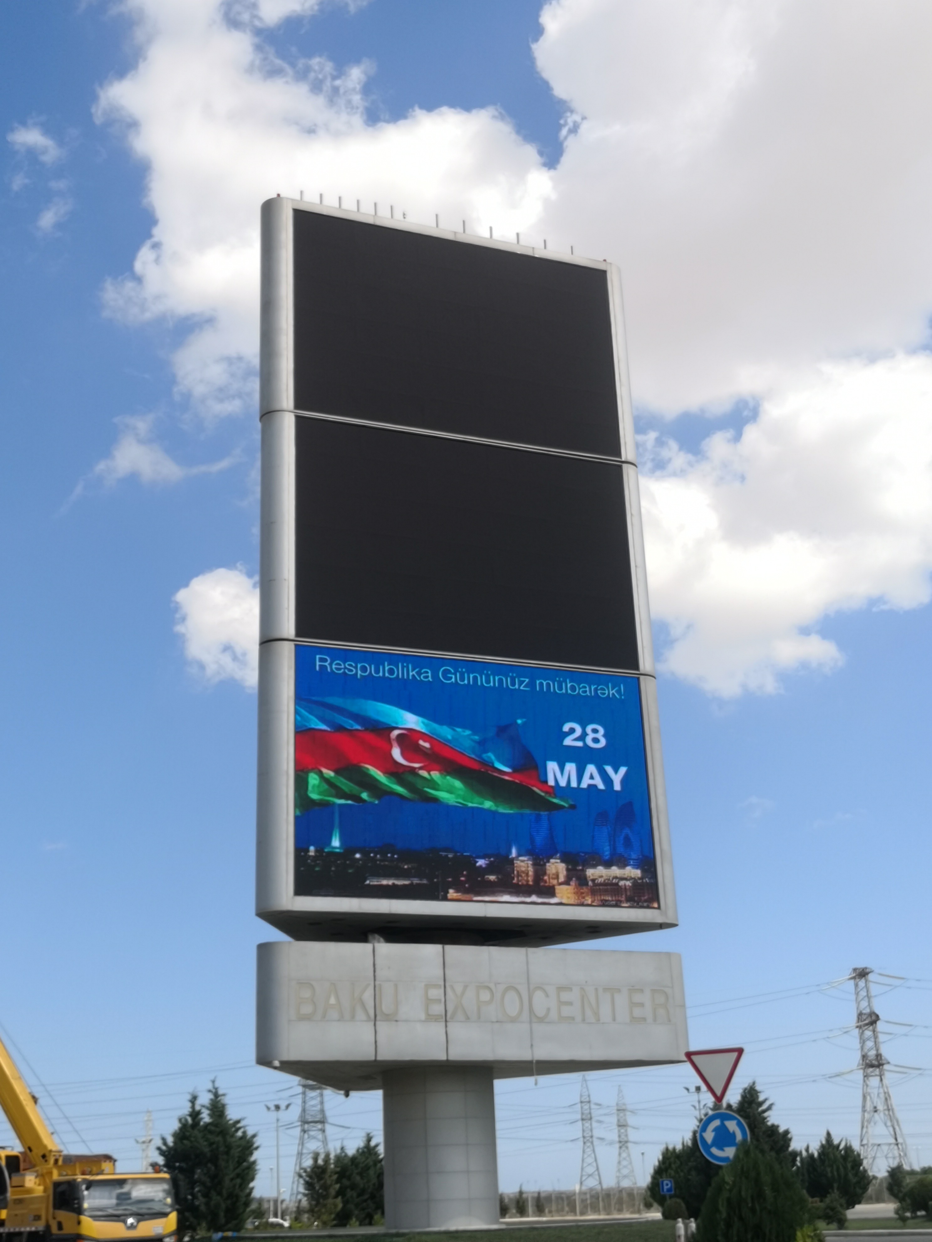 Small Pitch Large Outdoor LED Display Board With Seamless Splicing 976mm Size Panel