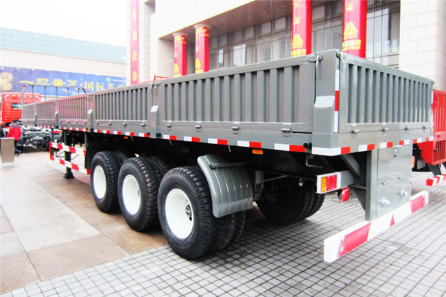 Detachable Dual / Tri Axles Steel Stock Trailer , Open Truck Trailer With Twist Lock