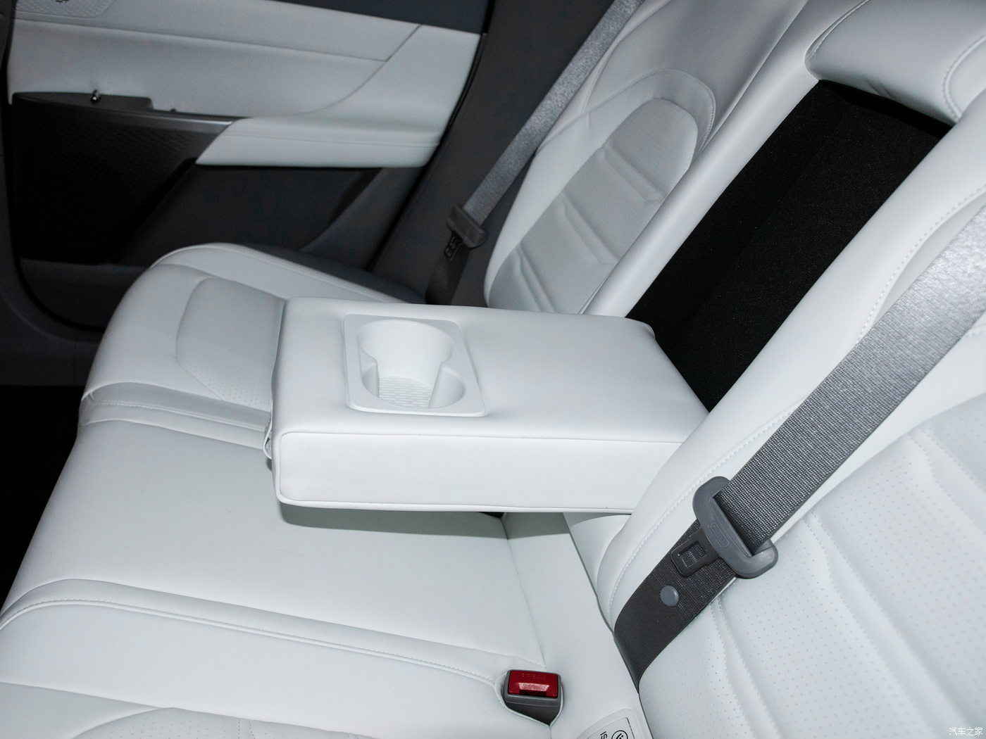 Experience the Future of Driving with Dongfeng e 007 2024 Hybrid/Electric Car 5 Seats Luxury Hatchback Ev Energy Vehicle