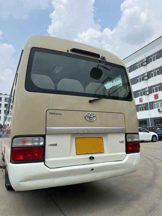 7005*2040*2785mm Toyota Coaster 30 Place Seat Mini Bus with Seat Capacity of 17-30