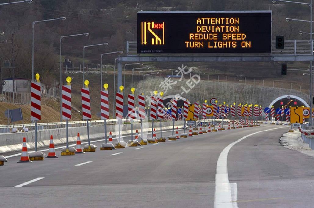 Outdoor LED Traffic Display Board with High Pixel Density 3906 dot / m2 Media datasheet