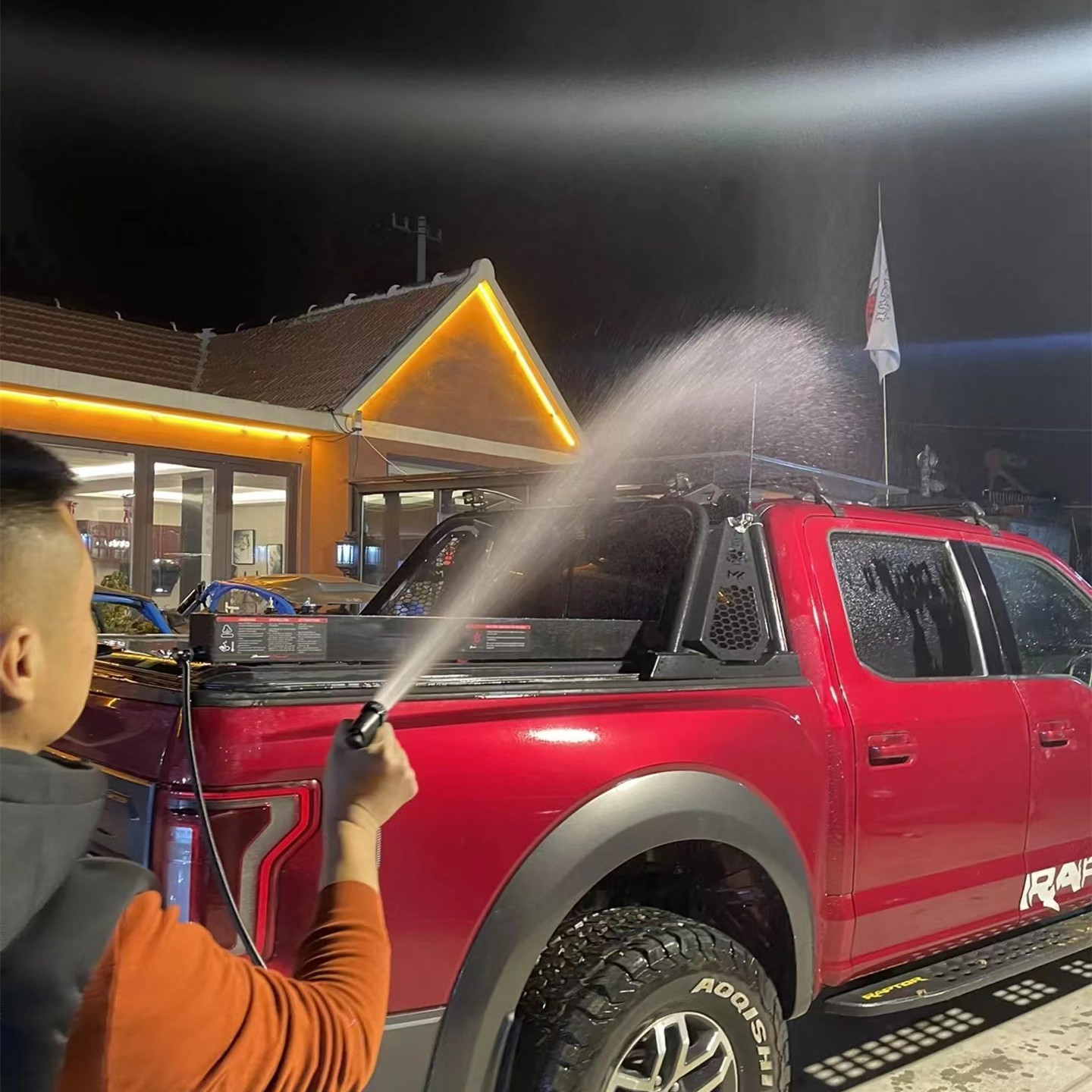 High- 4WD Black Powder Coating Aluminum Road Shower for Camping OEM Service Accepted
