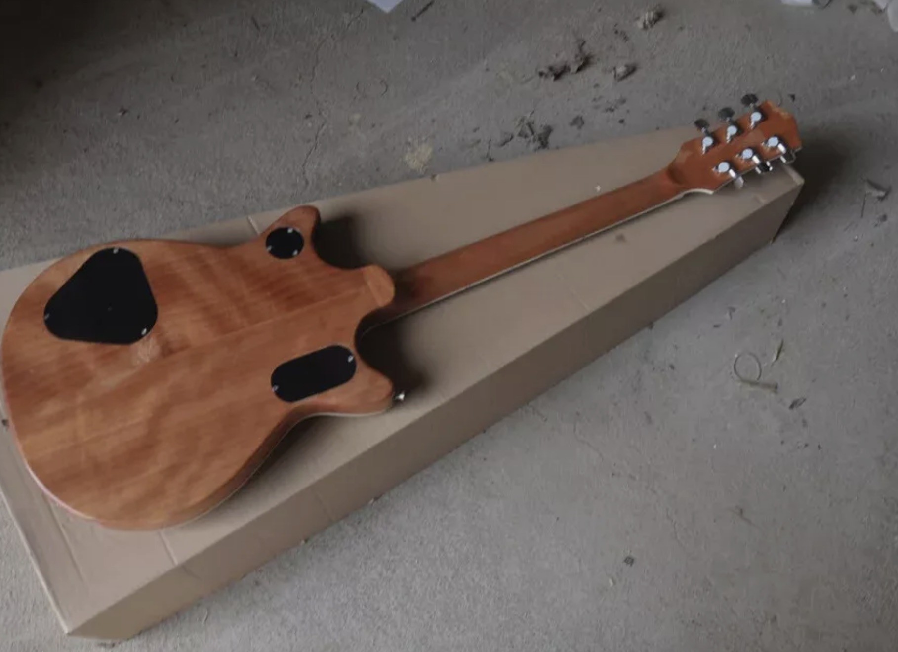 Factory Customized New Natural Wood Color Electric Guitar with A Top Quality