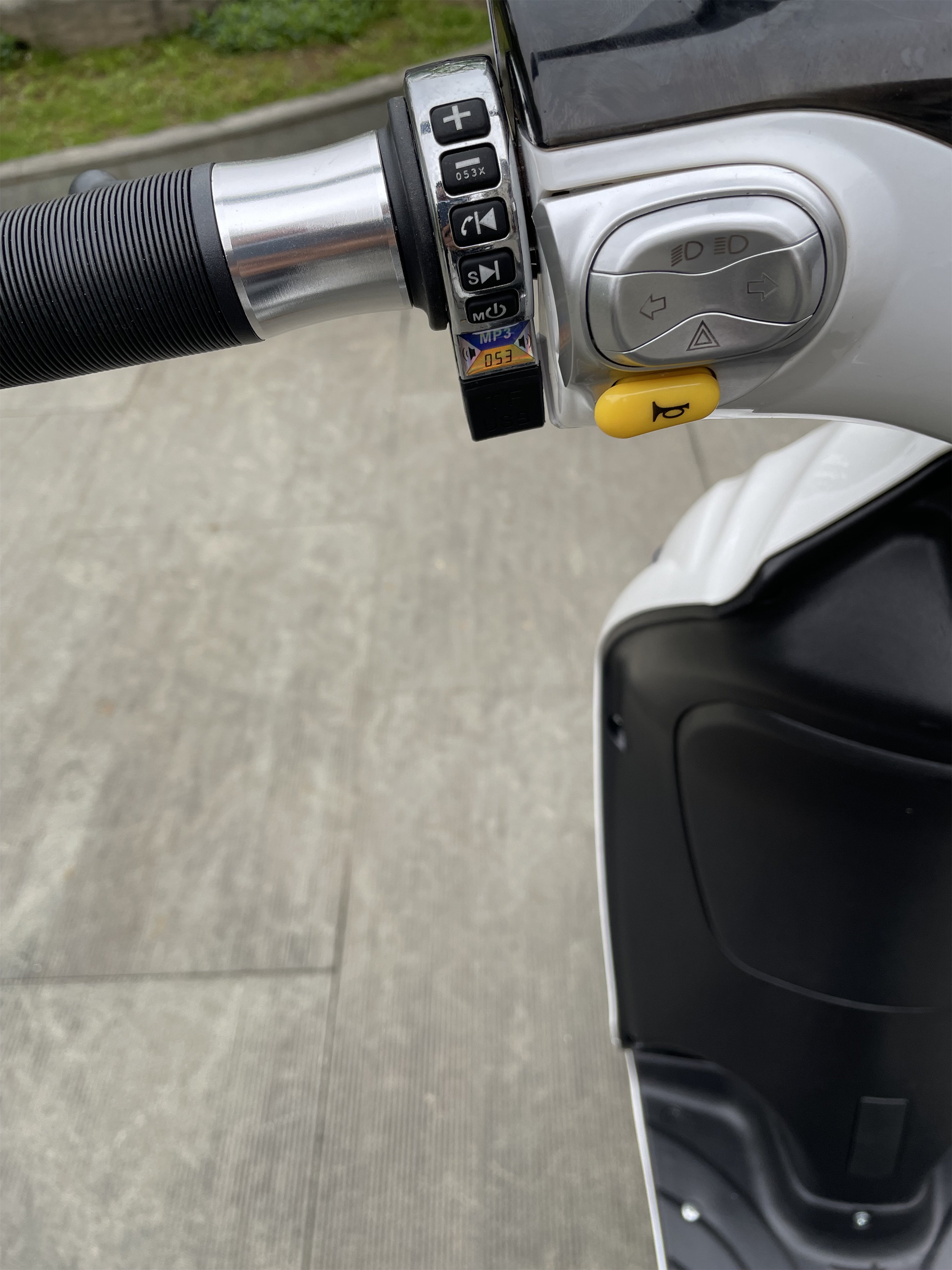 CE EEC Certified Light Weight Europe Style Pedal Assist Lead or Lithium Battery E Scooter With Full Colorful Display Bluetooth