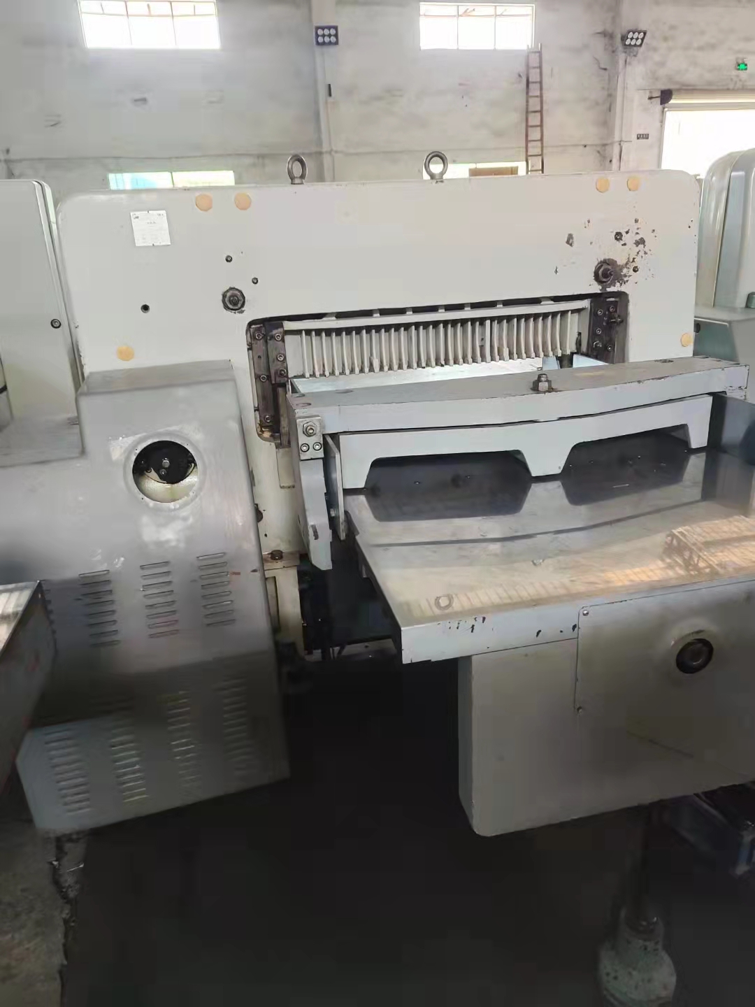 Printing Shops CE Standard Hydraulic Worm Gear Driving Industrial Paper Cutter Machine Guillotine