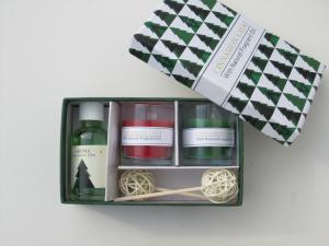 Quality Red &amp; Green Cinnamon chai fragrance scented glass candle packed into gift box wholesale