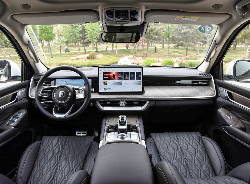New Energy Car 2023 TANK 500 PHEV AWD Drivetrain 180km/h Top Speed With 6.9sec 0-100acceleration