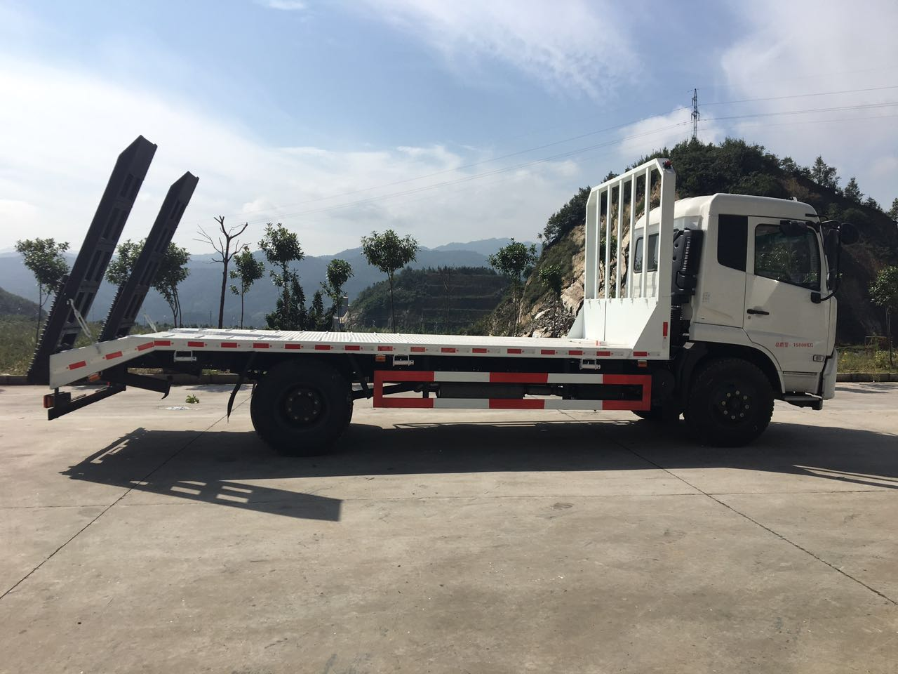 4700mm Wheelbase 6-Tire Dongfeng 4x2 Road Emergency Wrecker Truck Flatbed Lift Trailer