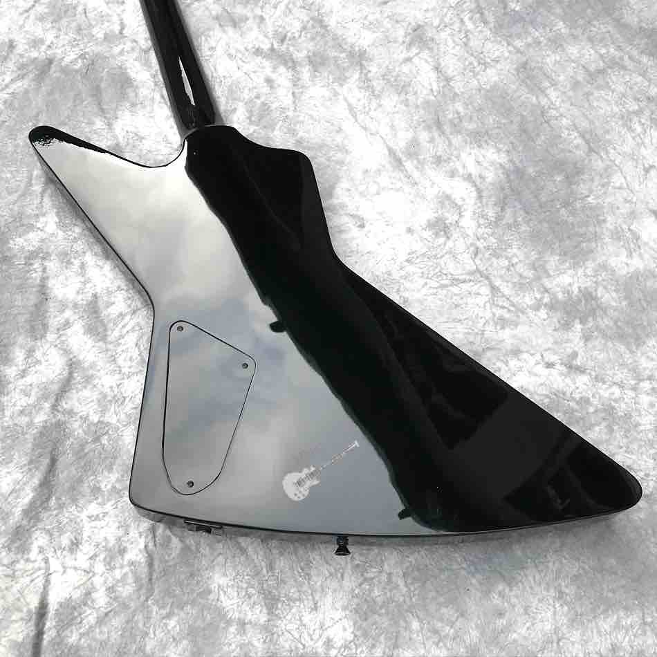 2020 New Style Custom Electric Guitar in Black with Guitar Logo Color and Shape Can be Customized