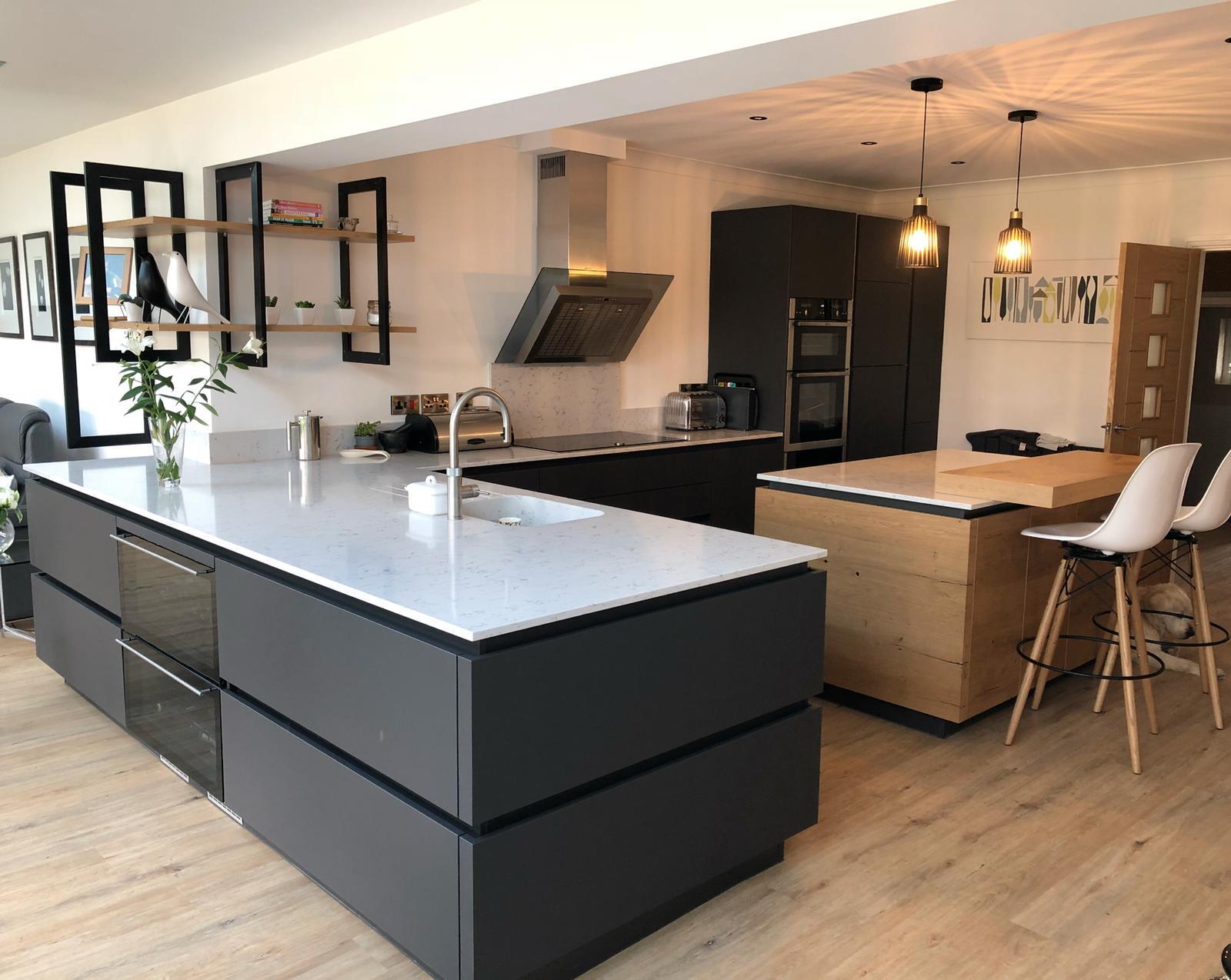 YALIG Black Buying Kitchen Cabinet Featuring E1 MDF Carcass Material and Modern Design