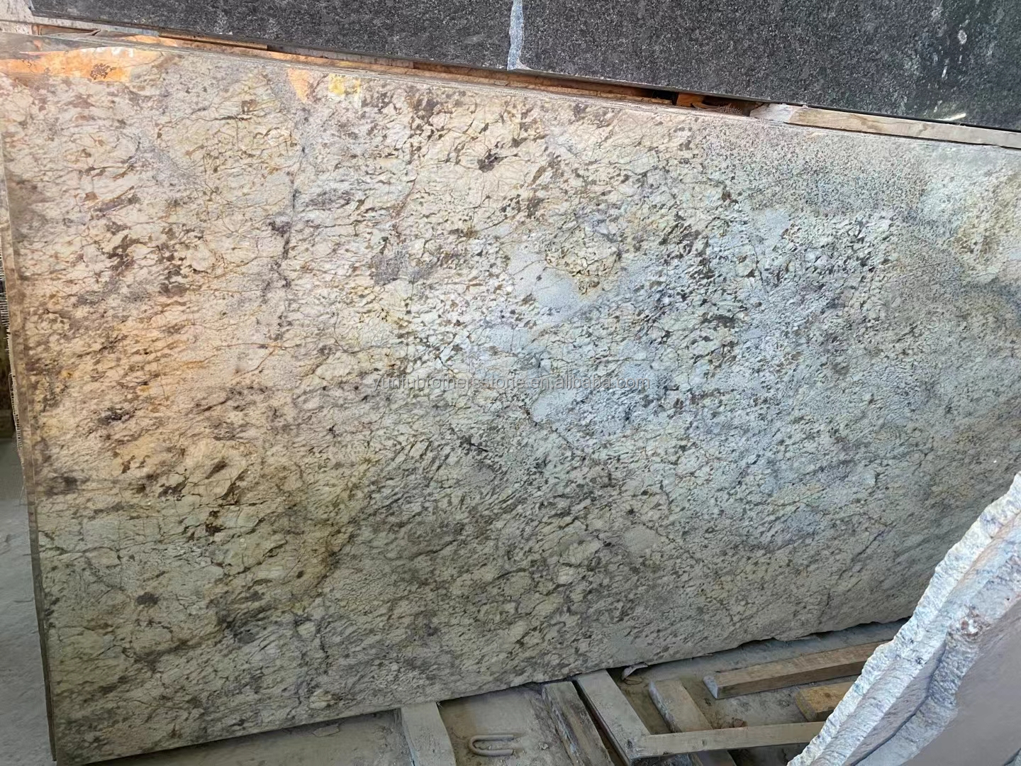 Luxury Gold Granite Stone Big Slabs Honed Polished for Villa Staircase Graphic Design