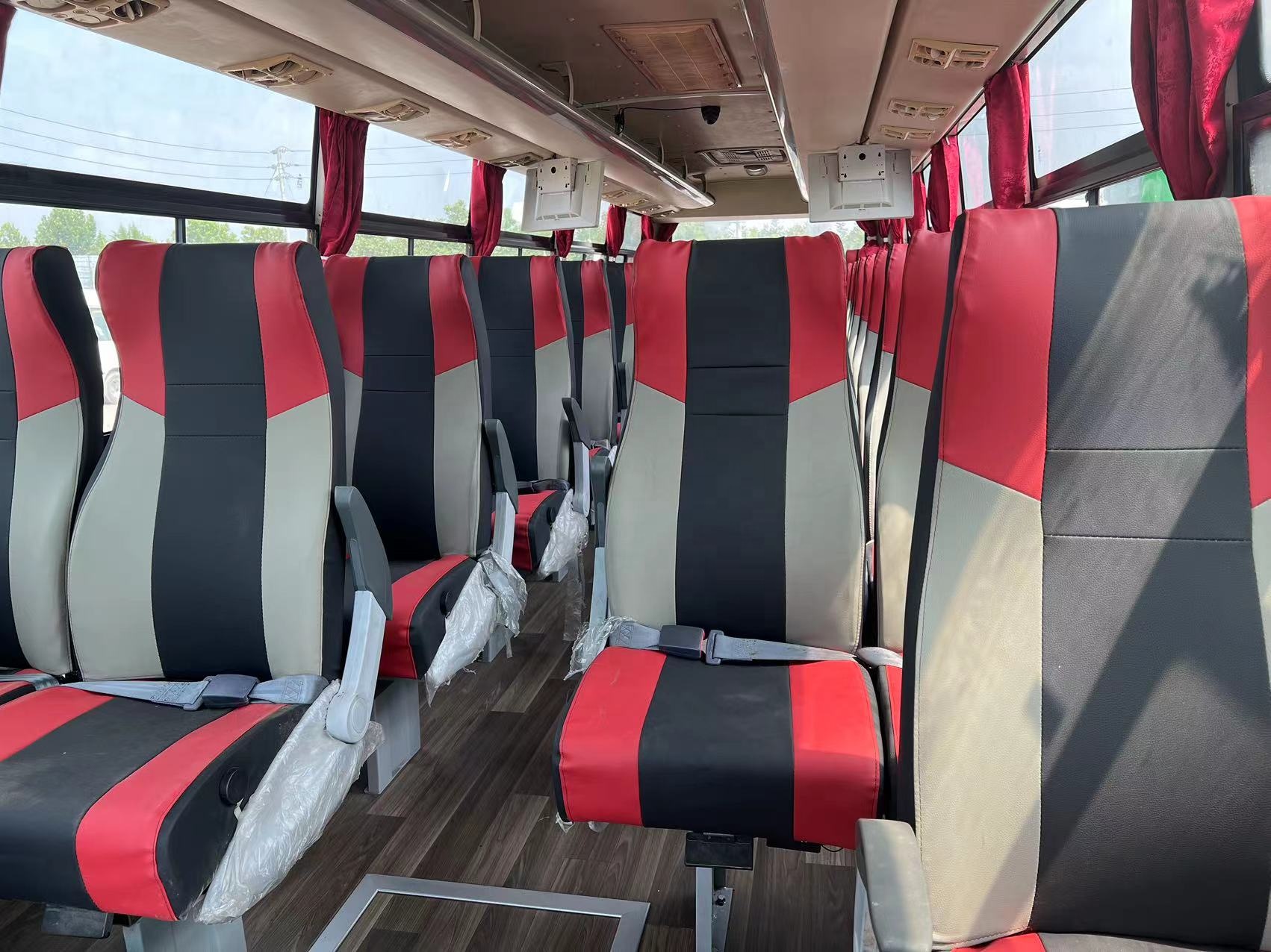 RHD Diesel Luxury Used Buses 11R22.5 Tires and 1100N.m Engine Torque for Travel Experience