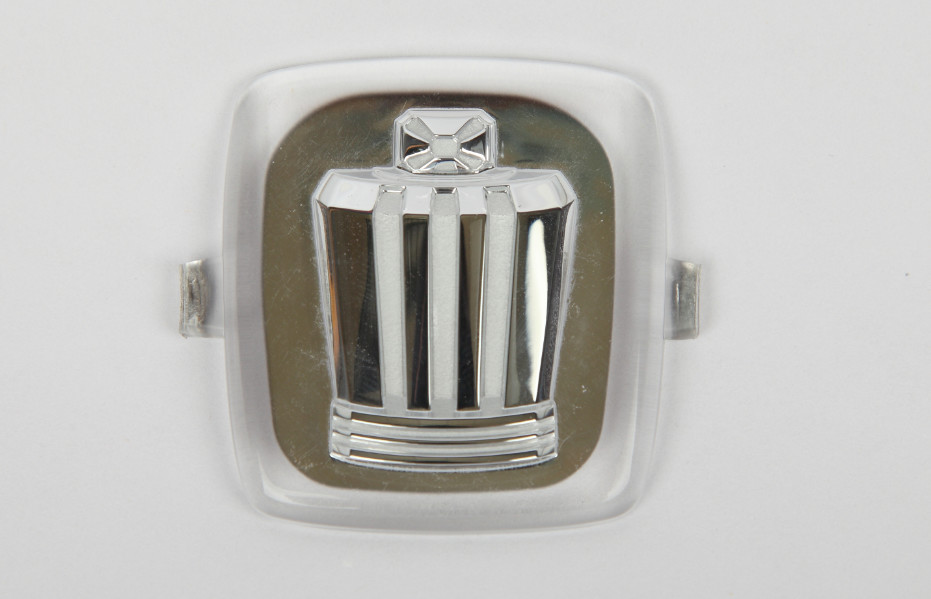 High Precision Plastic Mold Parts Eletroplate Treatment Automotive Logo