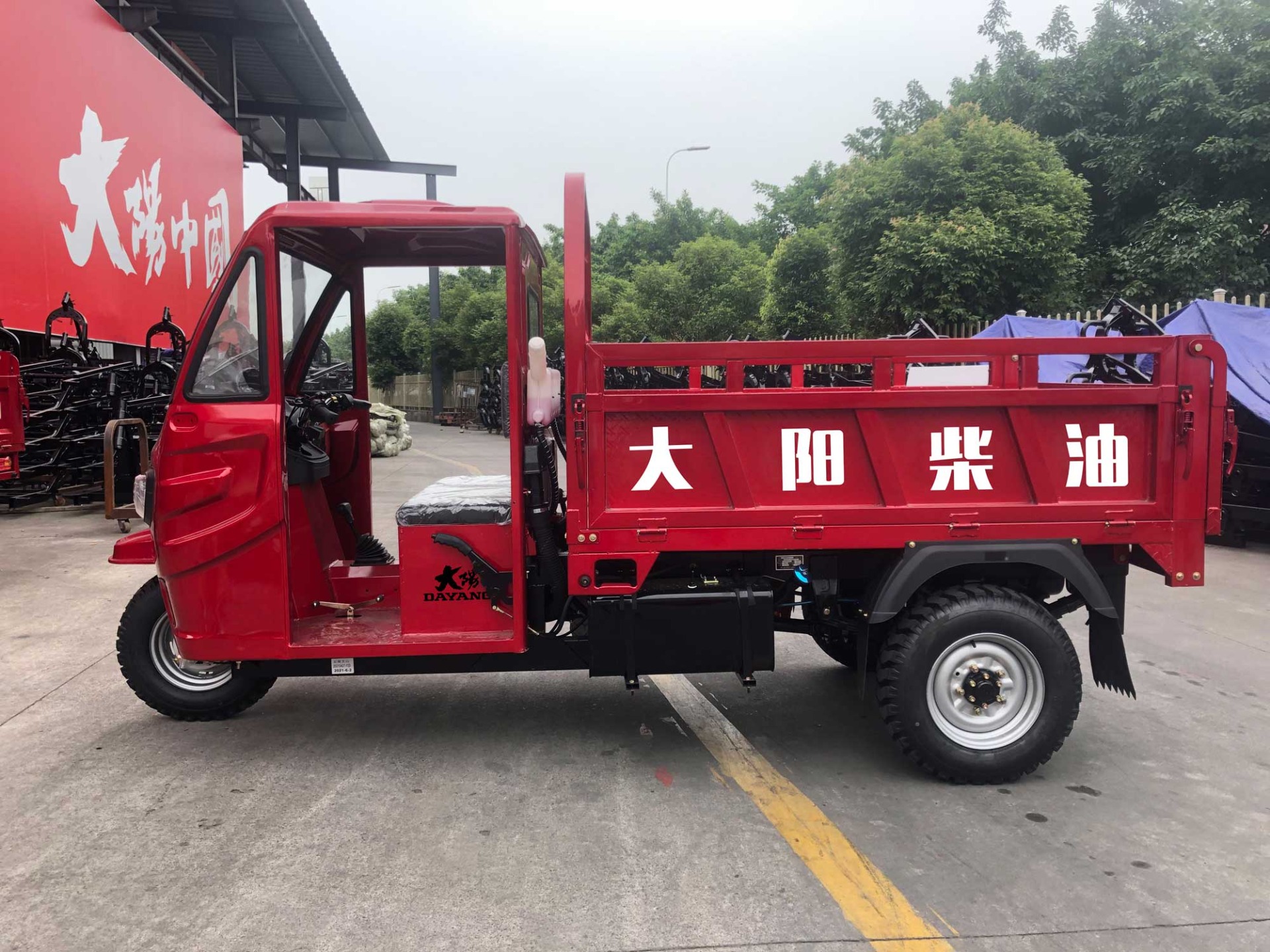 65 km/h Top Speed Diesel Semi Cab Cargo Tricycle Three Wheels Motorcycle 2021 Design
