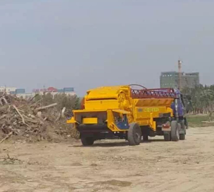Mobile wood pallet crusher wood chip crusher wood crushing machine with shaft diameter 440mm