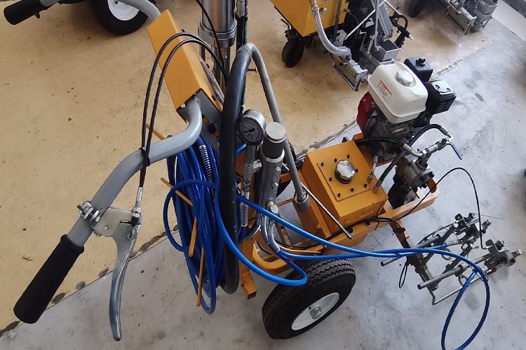 Cold Paint Spraying Road Line Marking Machine Double Guns 12L Max Marking Speed 2-6m/Min