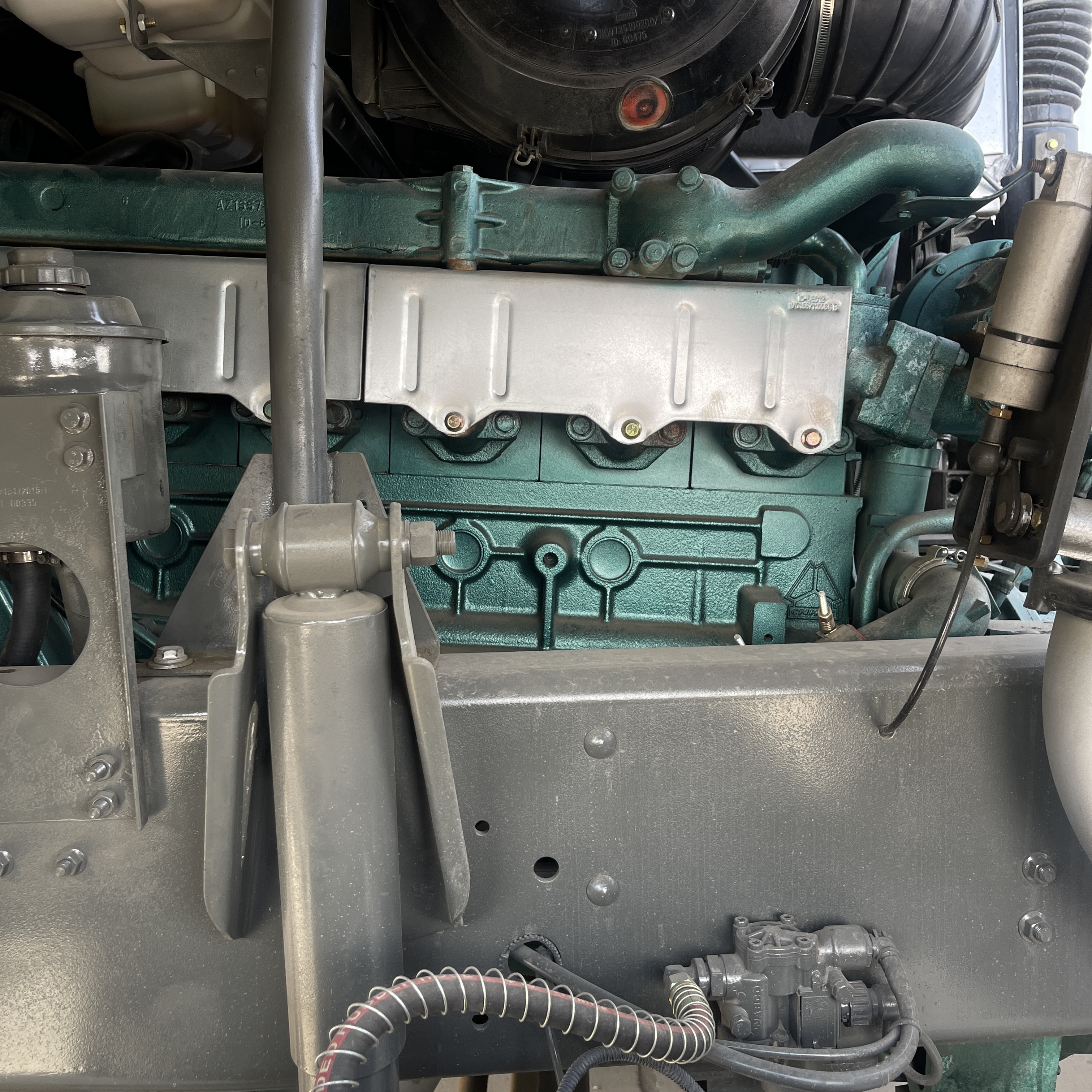 SINO TRUCK 40T 50T Howo Tractor Truck with WEICHAI Engine 300-400L Fuel Tank Capacity