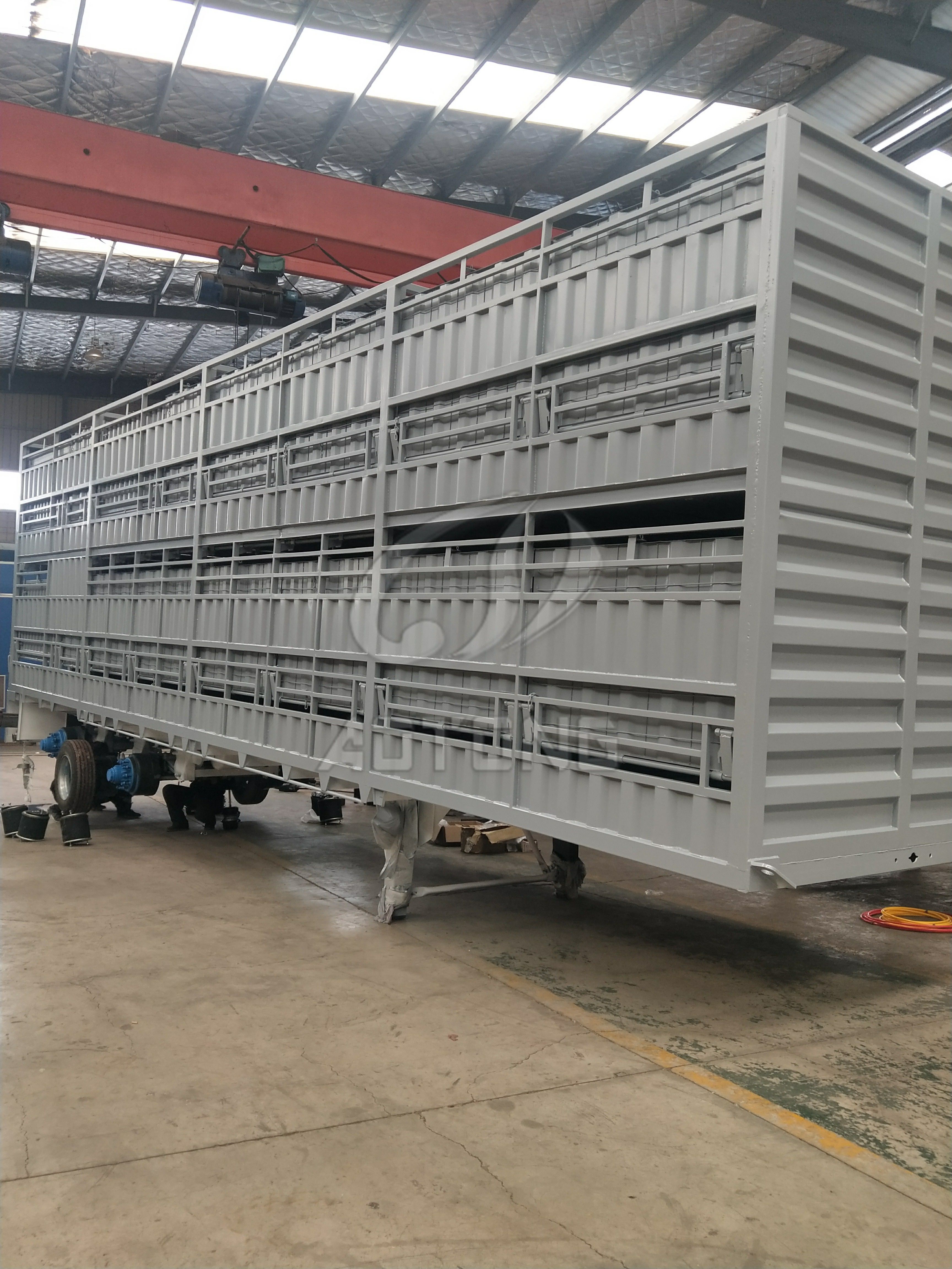 3 Axles Fencing Livestock Horse Carriage Semi Trailer in Liangshan With High Capacity