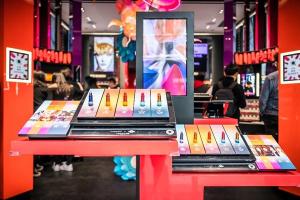Quality High Performance Interactive Showcase For Shoes / Bags Store 500 Cd/M2 Display Brightness wholesale