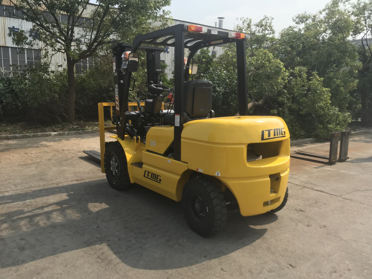 Compact Small Diesel Forklift Truck With Hydraulic / Automatic Transmission