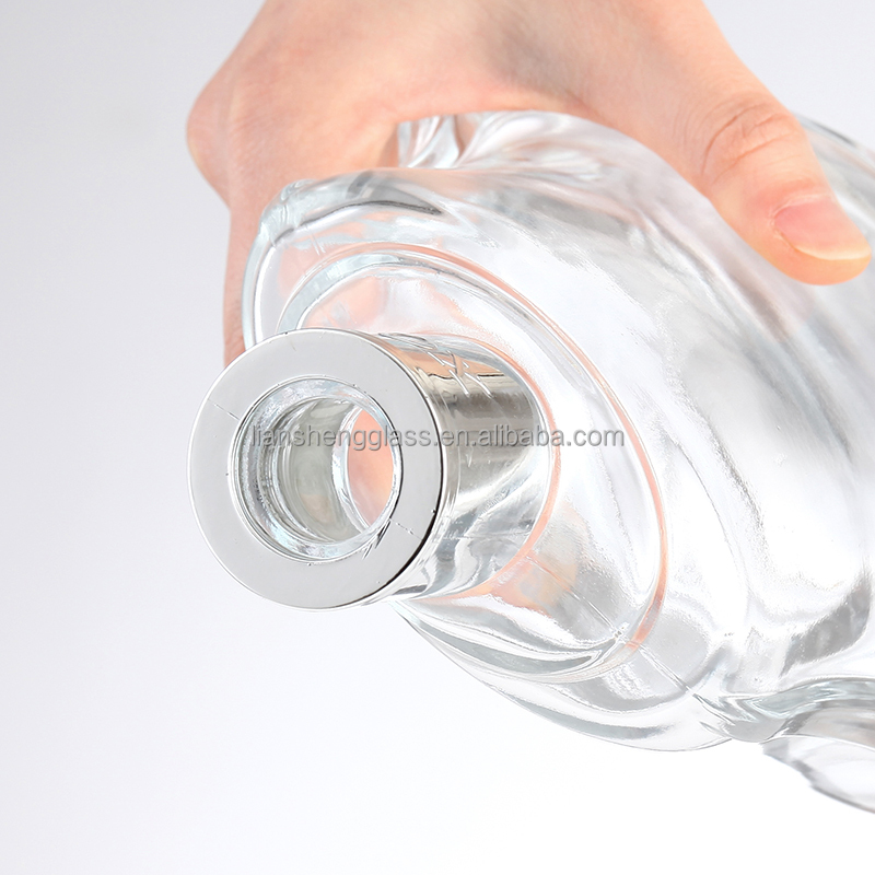 Clear Glass Whisky Liquor Bottle Guns 250ml for Beverage Packaging Needs