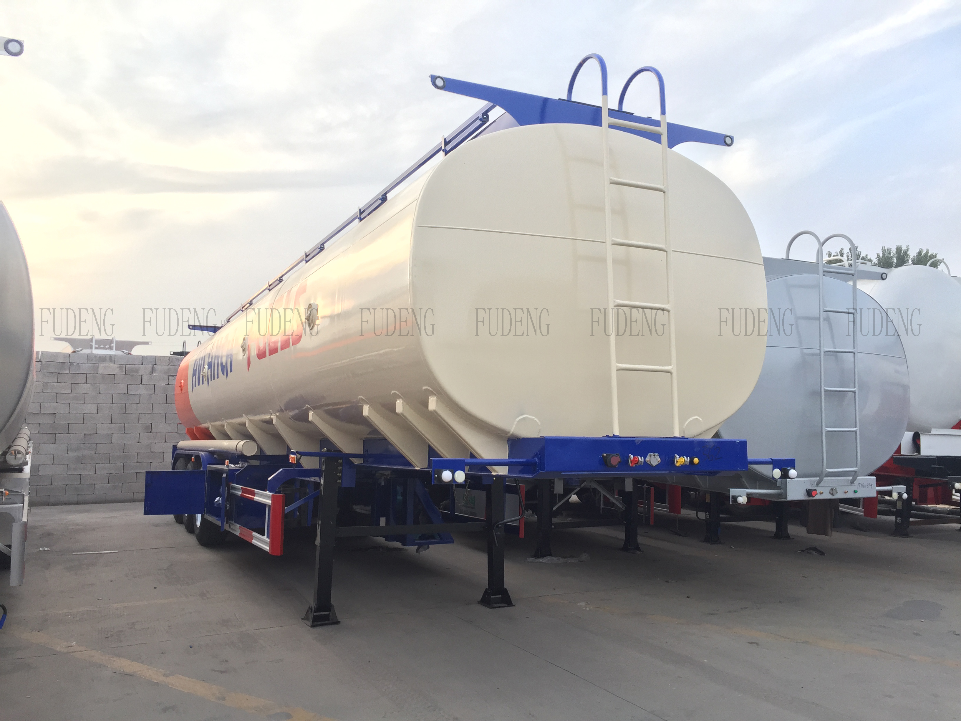 32000 Litres Customized Fuel Tanker Semi Trailer Trucks Stable Performance