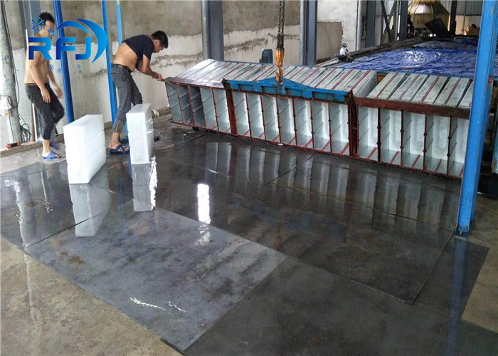 Commercial Round Block Ice Machine 3 Tons Capacity Aliminium Plate Ice Moulds Material