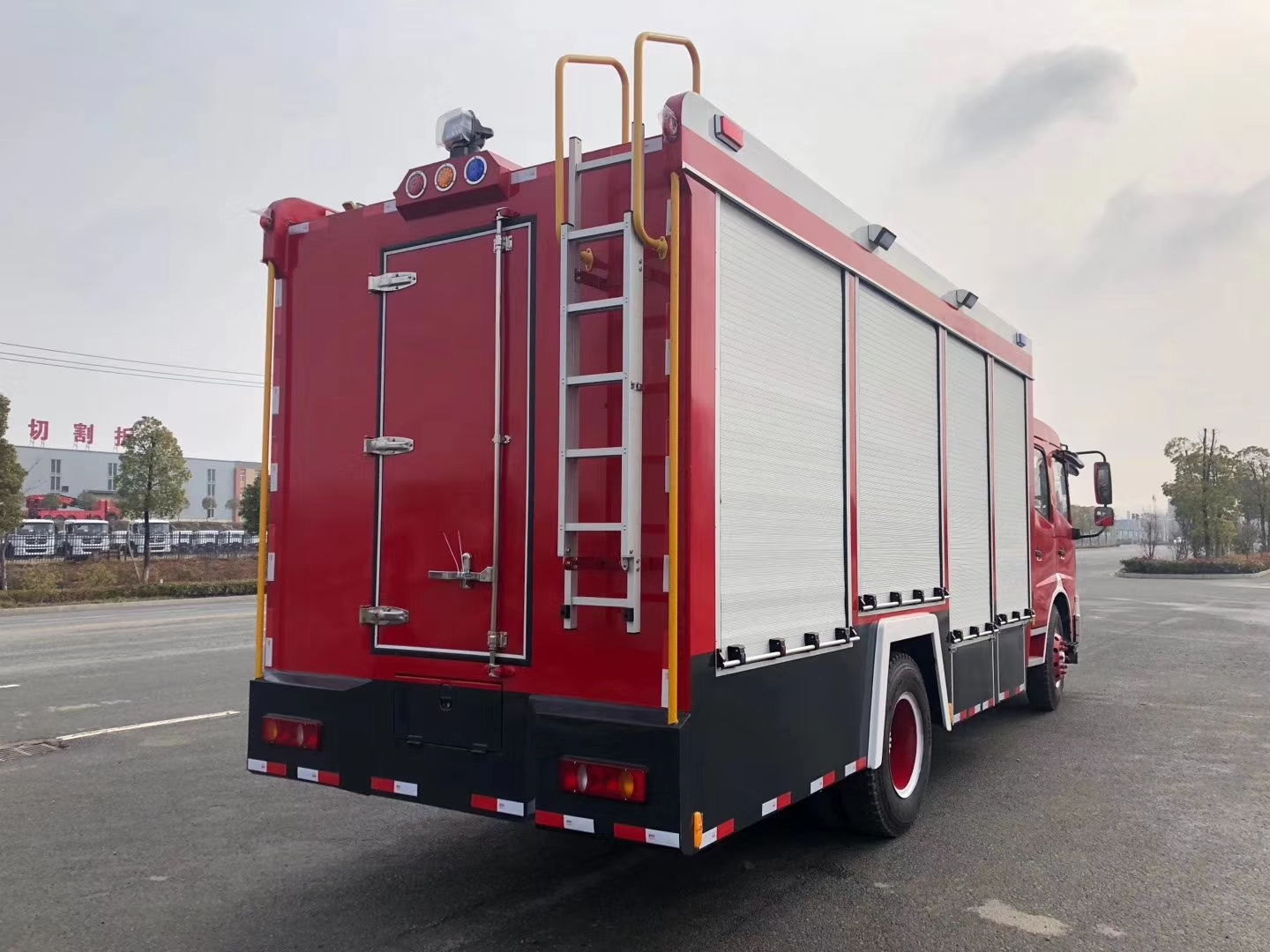 4.05m3 Tanker Dongfeng LHD Double Cabin Fire Engine Truck in Rescue and Fire Fighting