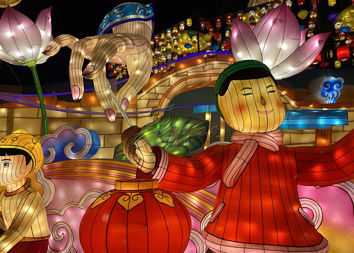 Workers Sculpt Vivid Figures Colorful Real Red Chinese Lantern For Enlarged Playgrounds