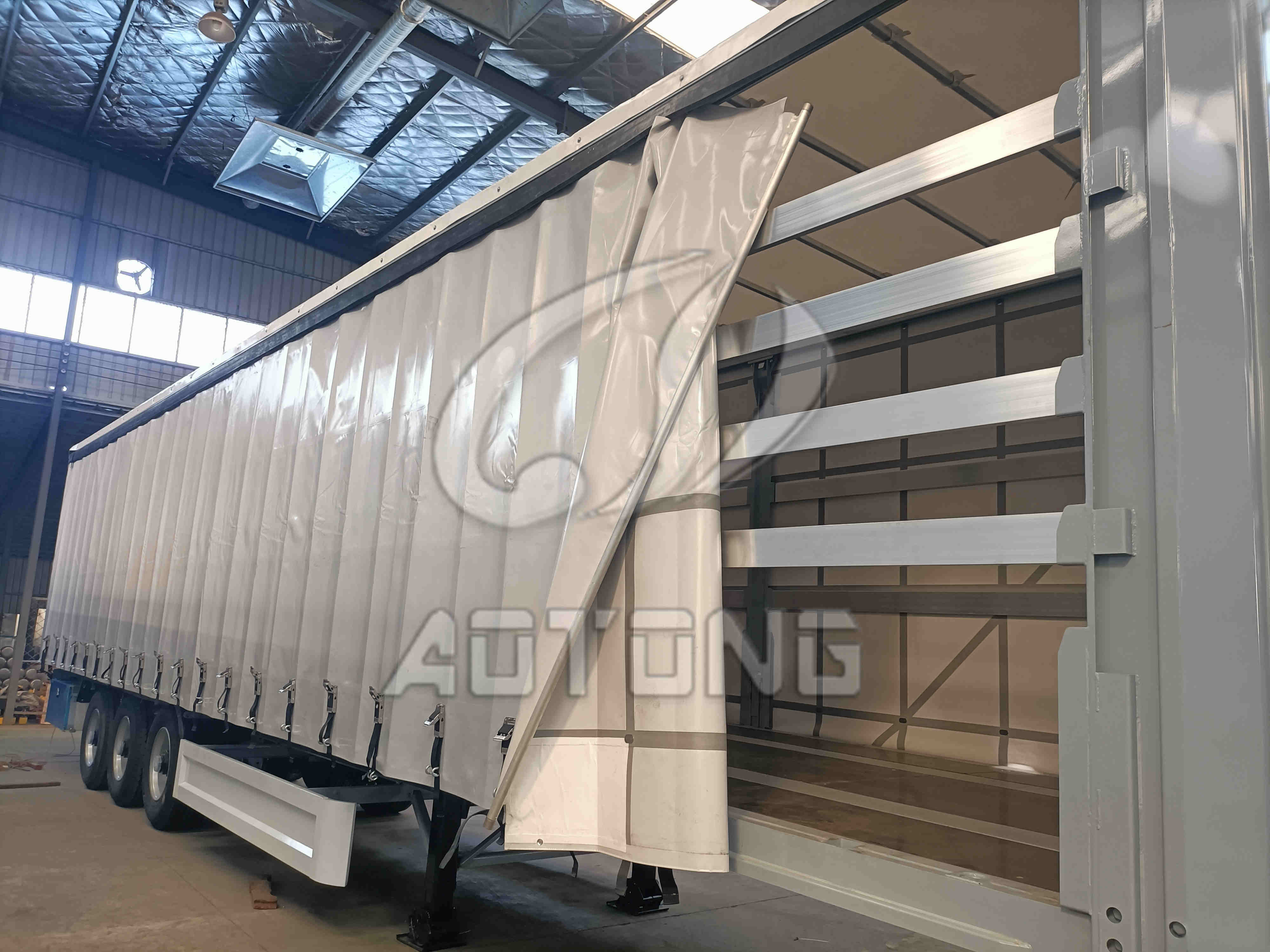 Max Payload 25001-30000 kg Tri-axle Canvas Cover Enclosed Cargo Box Trailer for Russia