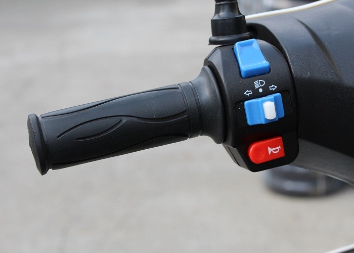 gas motor scooter red JOG 125cc 150cc GY6 engine front disc rear drum black alloy wheel iron muffler