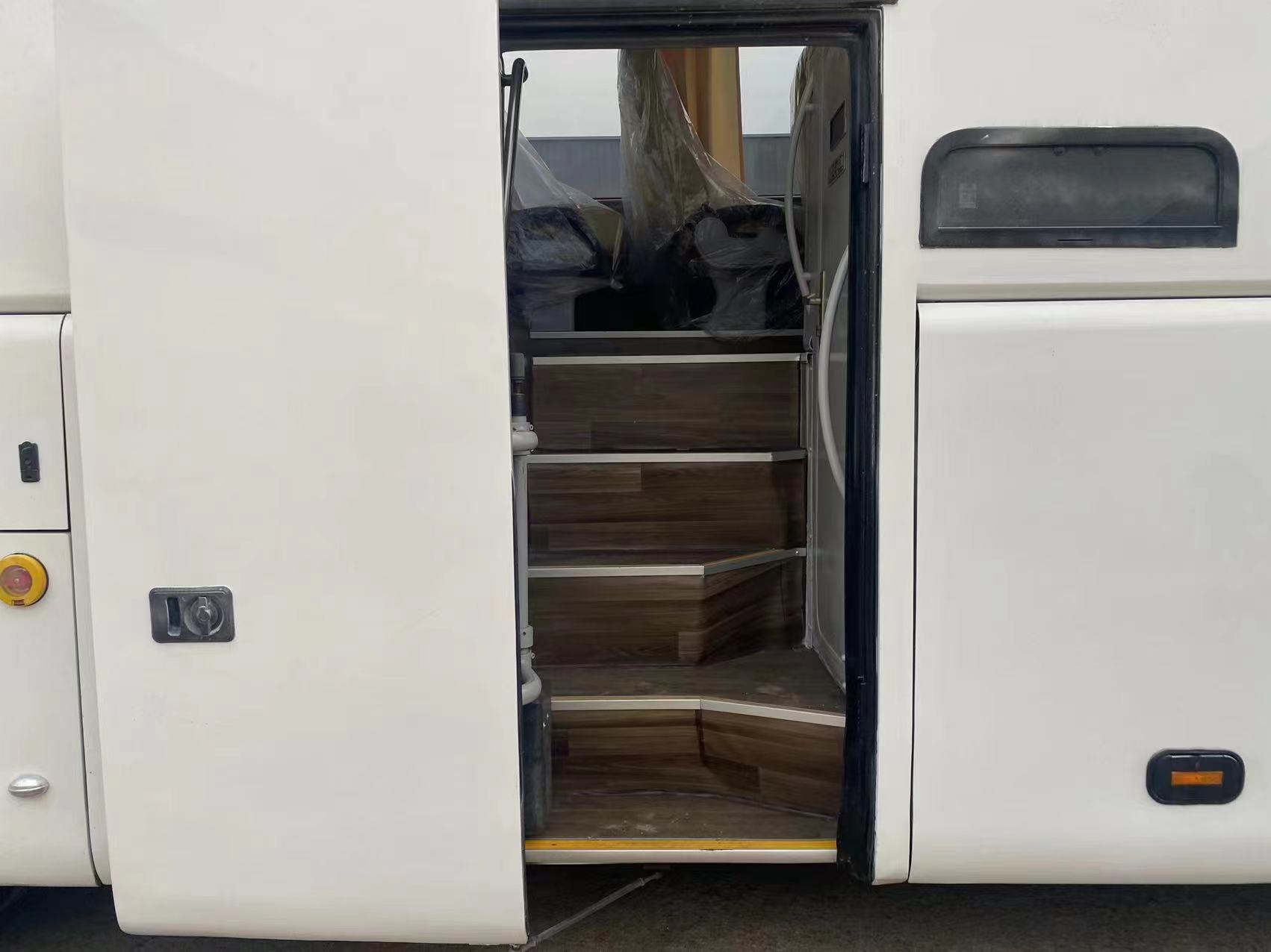 Get Your Hands on a 6122 50-65 Seats Coach Bus with Bathrooms Curb Weight 18000kg