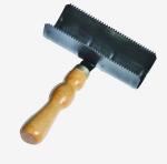 Arched Metal Horse Grooming Curry Comb 19*12.7 cm With Wooden Handle