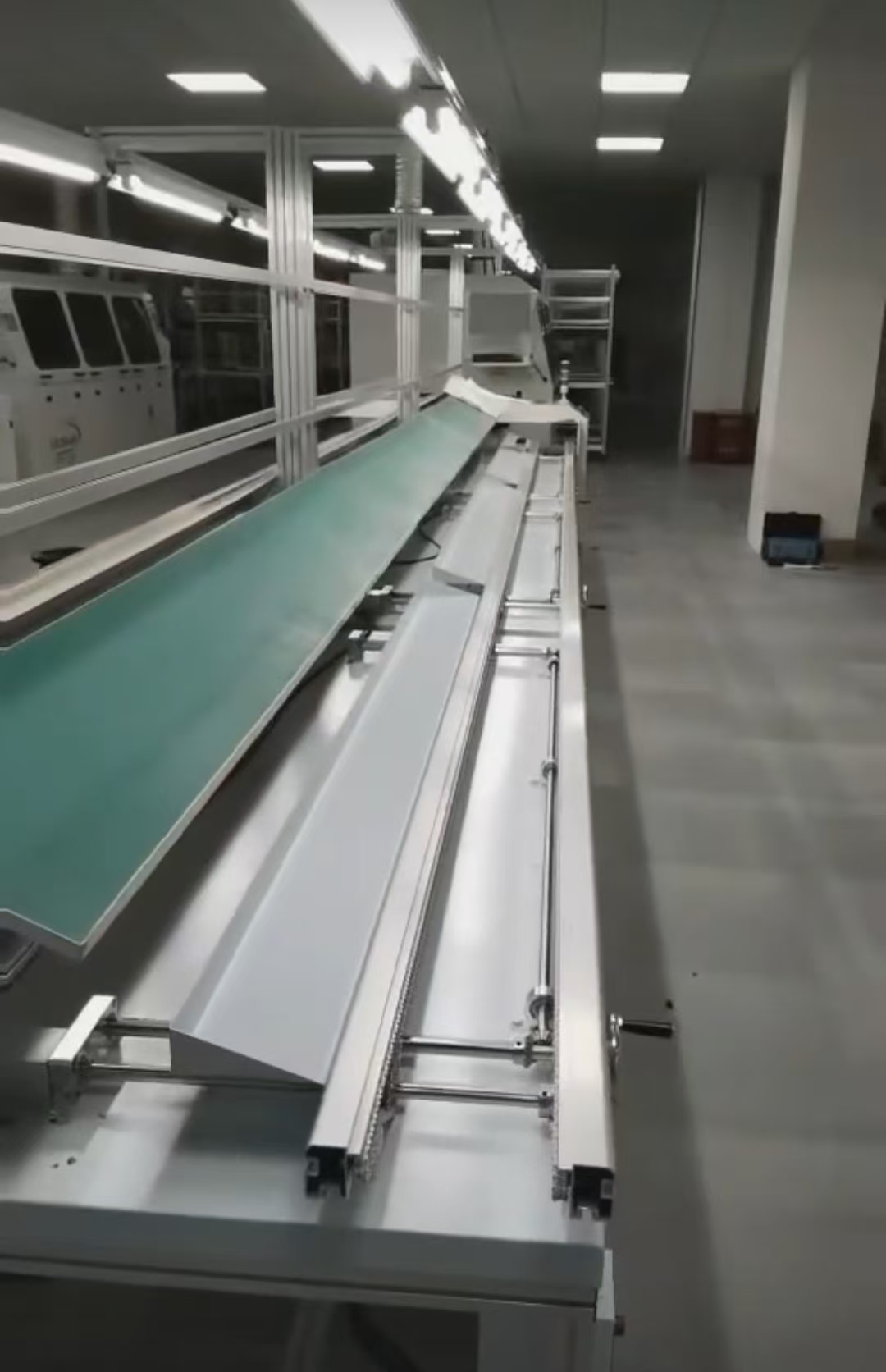 High-efficiency and stable belt-type plug-in line assembly line