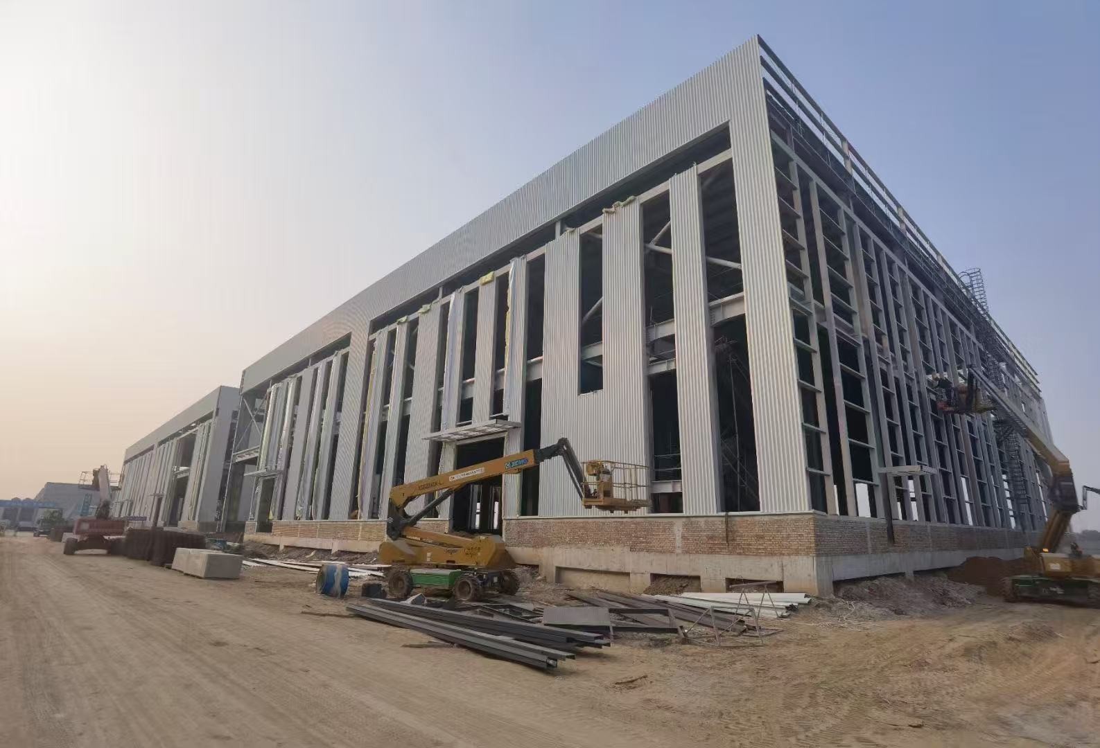 Customizable Versatile Steel Frame Warehouse Construction With Sandwich Panel Roof Cladding