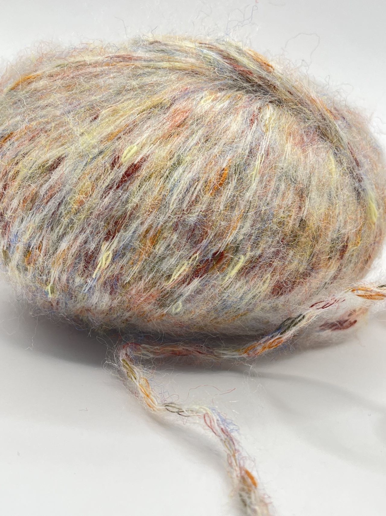 1/2.8NM 72% Polyester 4% Wool 24% Acrylic Fluffy Spray Yarn For Knitting