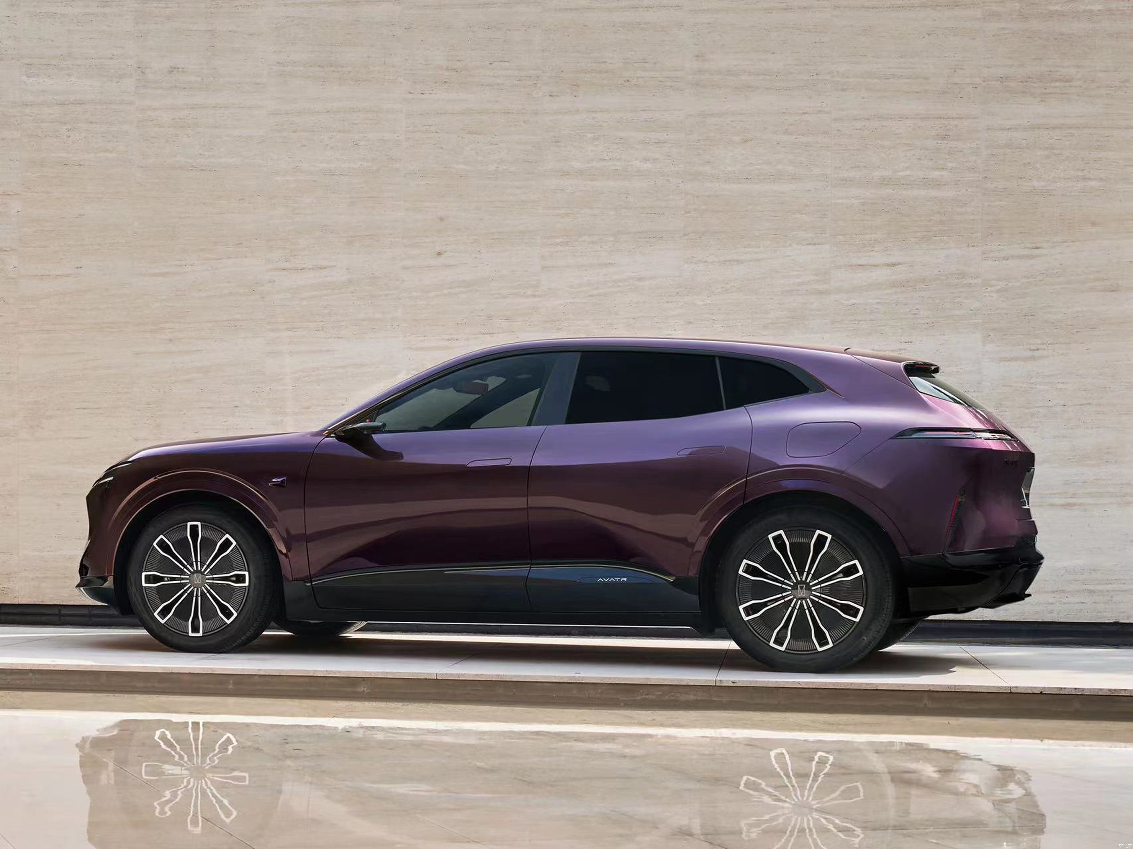 Changan Avatr 07 is a new high-end brand jointly created by CATL, Huawei, and Chang'an Automobile. It offers both hybrid and all-electric versions,