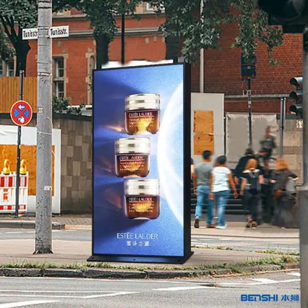 IP65 Waterproof Outdoor Totem Signage 85 Inch High Brightness Advertising