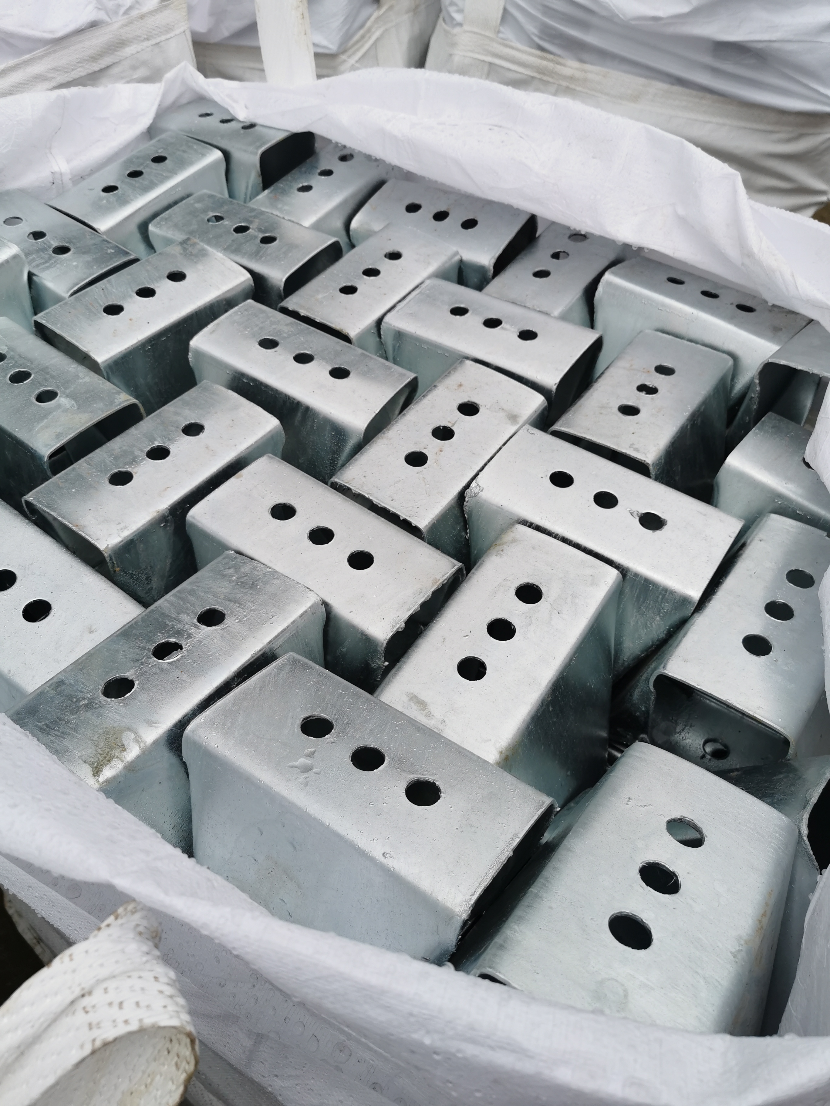 Customized Traffic Barrier and Highway Guardrail with Hot-Dip Galvanized Box Blocker