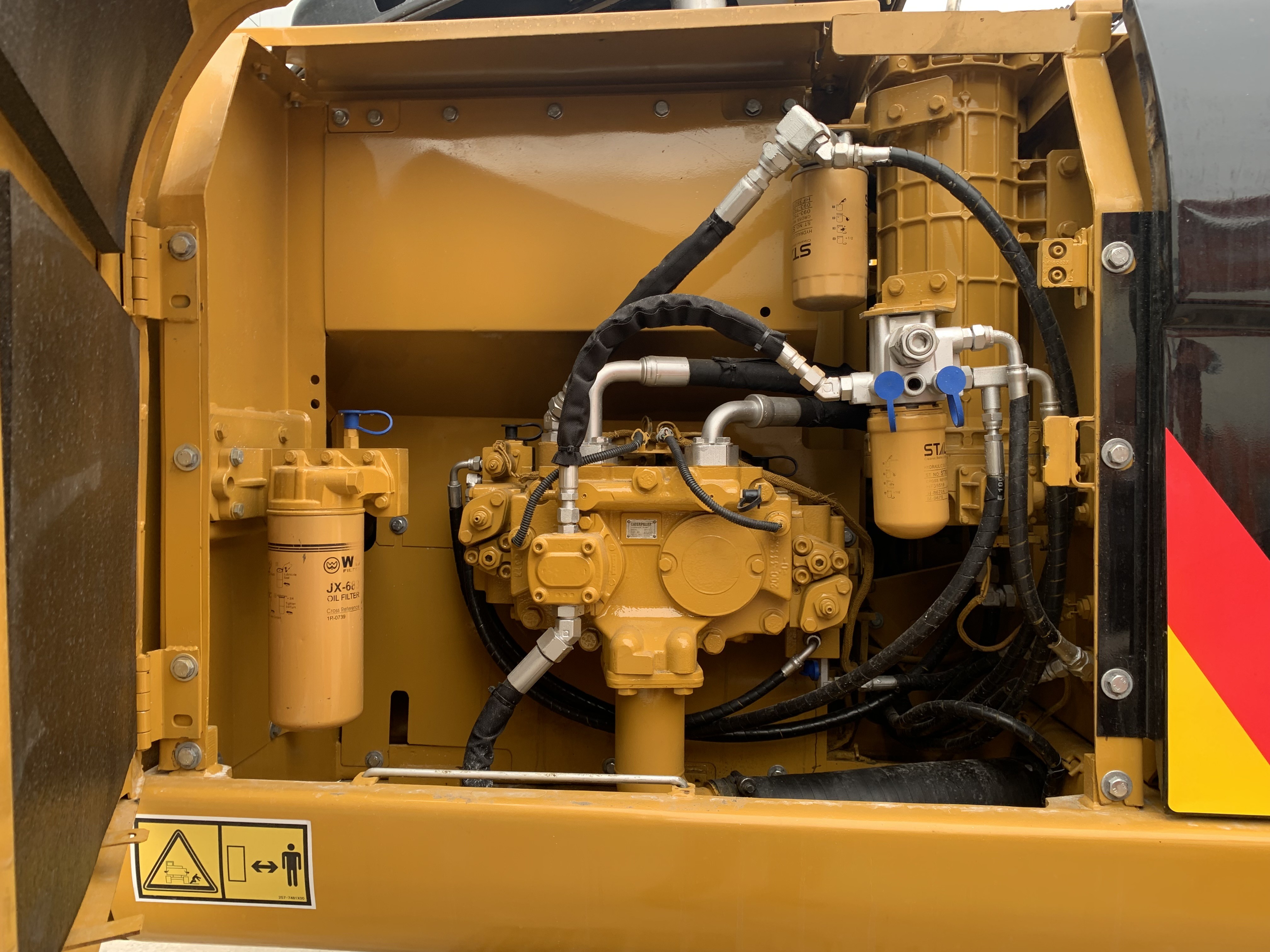 Preowned CAT 320D Excavator With Original Caterpillar Color With Hydraulic Hammers