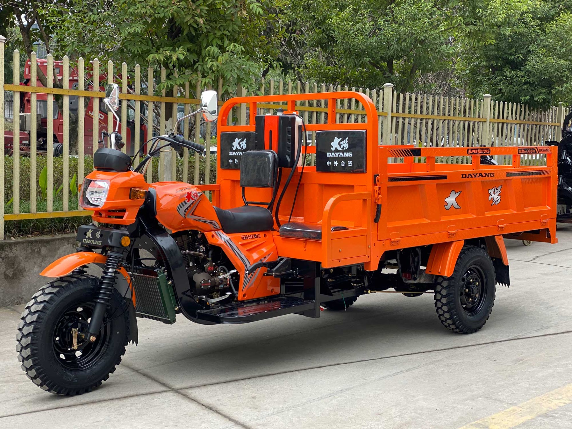 Orange 800W Motorized Tricycles for Heavy Duty Three Wheels Motorcycles from Dayang