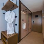 Hotel Furniture Bedroom Sets with Ash Wood Frame and Solvent-Free Anti-Fouling